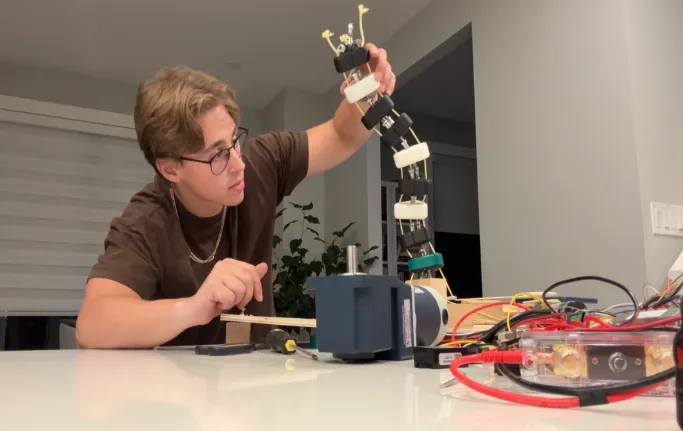 SOLIDWORKS DIY打造章鱼博士机械臂：Tyler Csatari将虚构