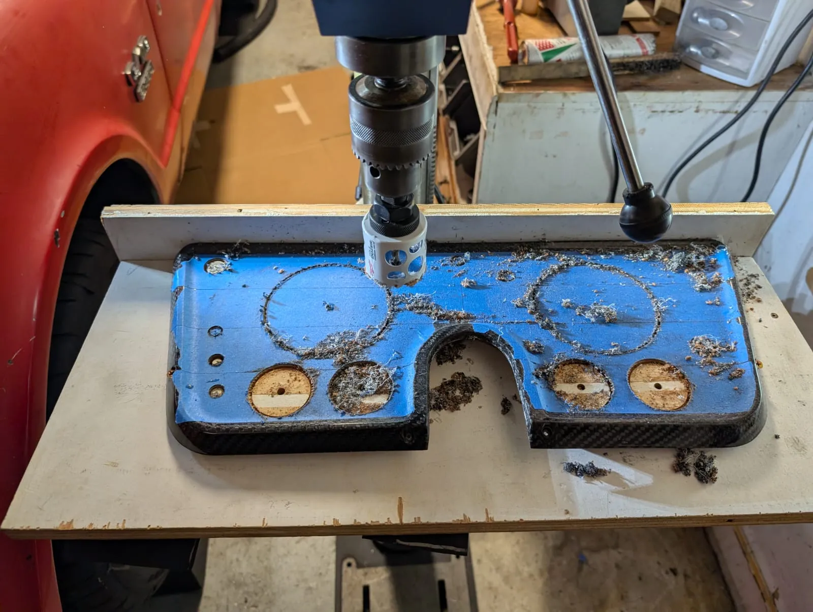 切割出轮廓的仪表板