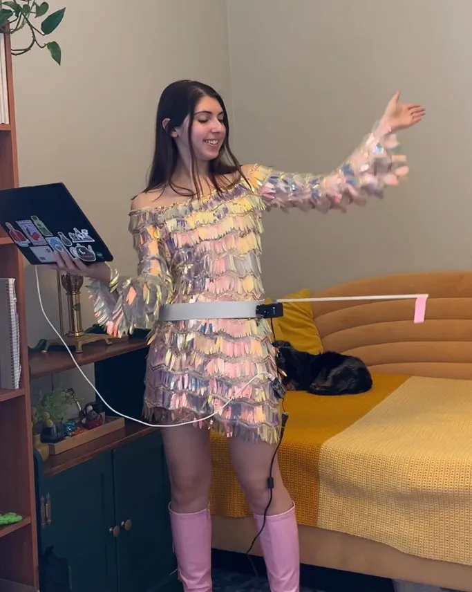 时尚与工程的结合，她用SOLIDWORKS打造机器人的魔法鸟裙