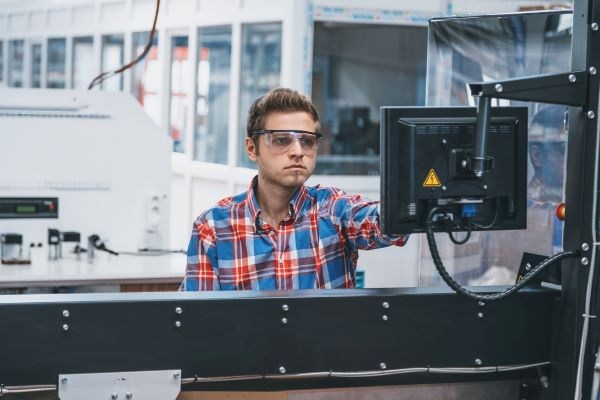 制造业中的连通工厂和工人的是什么工具？