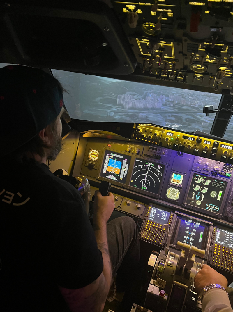 柯比驾驶专业飞行模拟器飞行