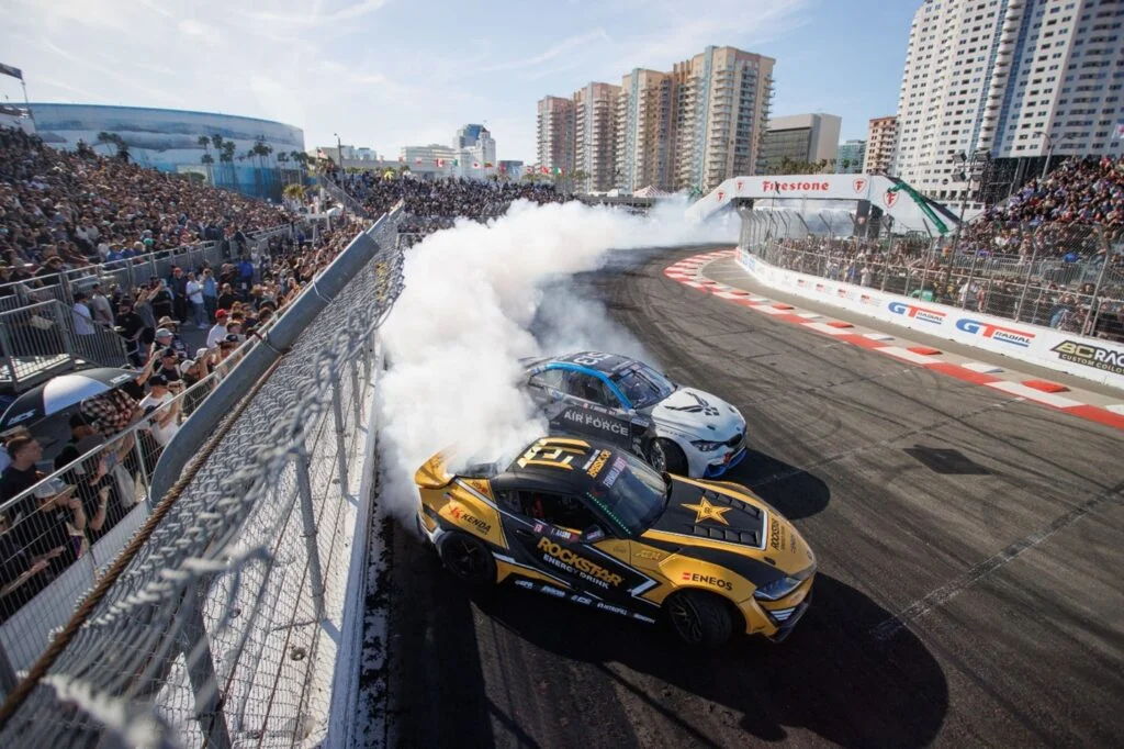 这是帕帕达基斯赛车队的战车在赛道上驰骋的画面。