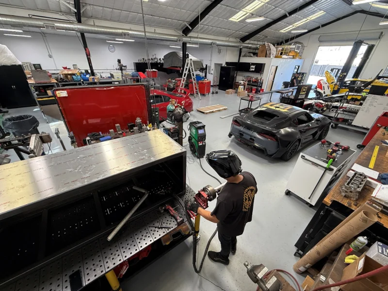 这是斯特凡在帕帕达基斯赛车队工作室现场的工作照。