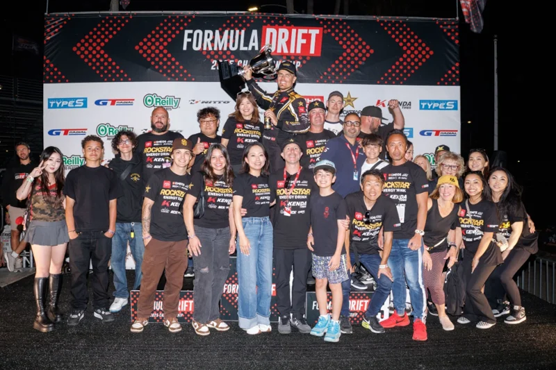 这是斯特凡与家人、朋友，以及帕帕达基斯赛车队团队的合影。