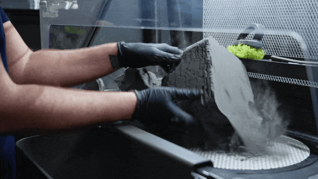 在一个封闭的负压系统中完成部件取出、未烧结粉末回收、筛分与新粉混合，有效防止粉末逸散，保持环境洁净