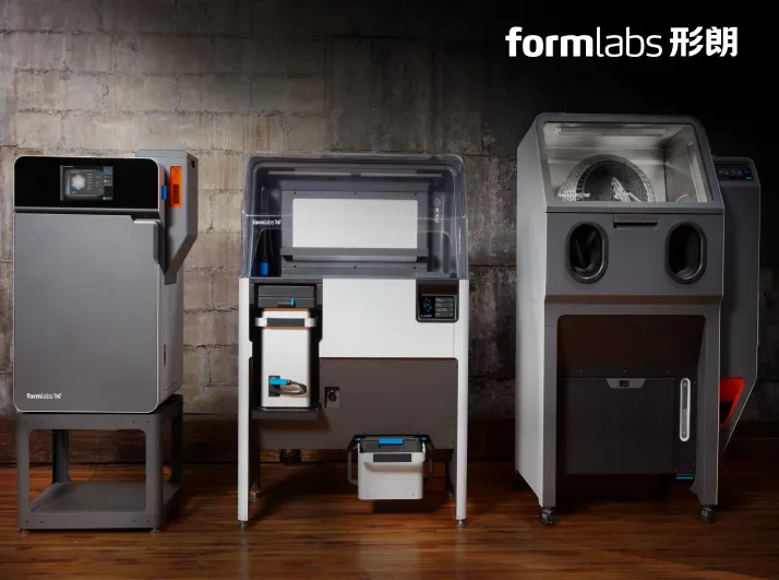 从左到右分别为：Fuse 1+ 30W打印机、Fuse Sift 粉末管理回收站、Fuse Blast 喷砂后处理设备