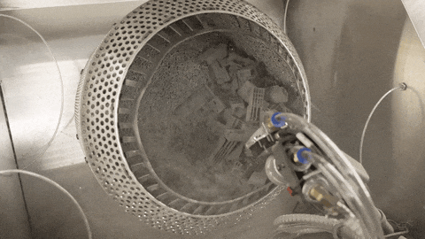 作为全自动喷砂设备，它能在15分钟内完成整个成型室部件的清洁，将最耗费人力的环节自动化，人力投入减少达80%。