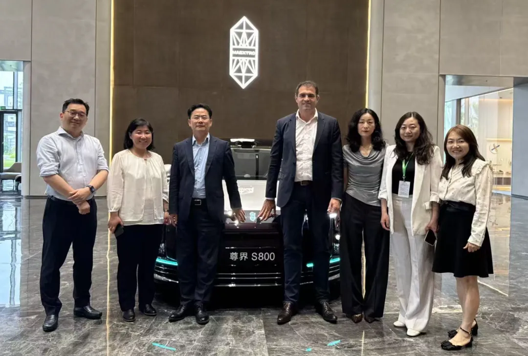 嘉宾实地探访“尊界”超级工厂与品牌体验中心，深入调研江淮高端车型的研发与量产建设实况。