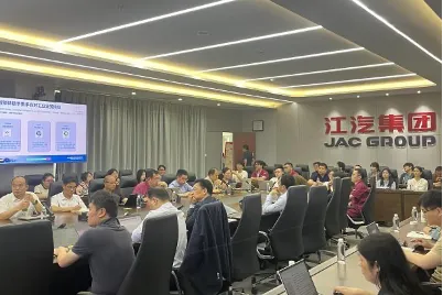 主会场围绕前沿技术与落地实践展开分享，达索系统解读全新战略规划，详解 AI 赋能汽车全产业链的整体解决方案
