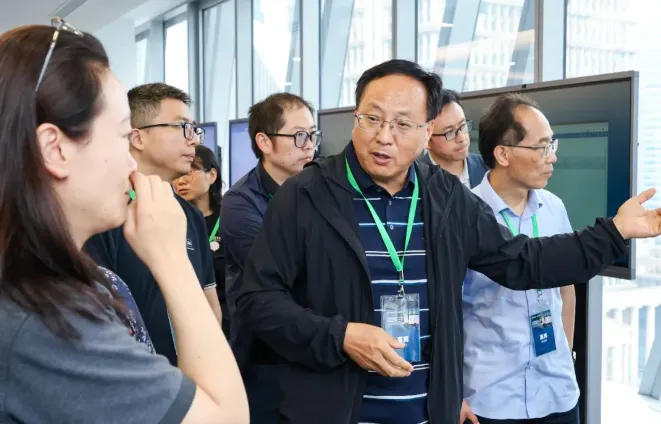 张家港市化工行业协会会长、江苏华昌集团董事长张光耀先生