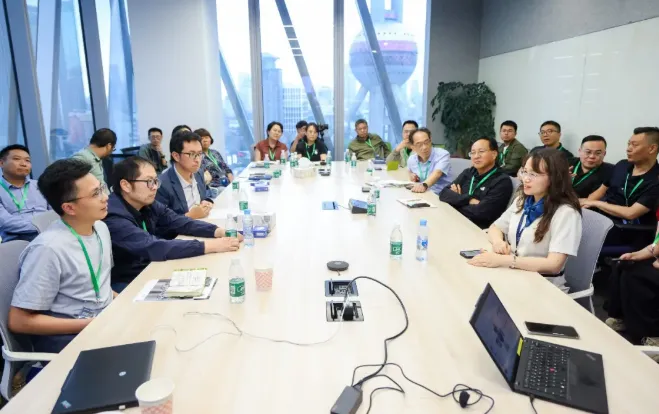 张家港市化工、材料和医药行业的企业家们就数据安全、实施路径等实际问题与专家热烈探讨