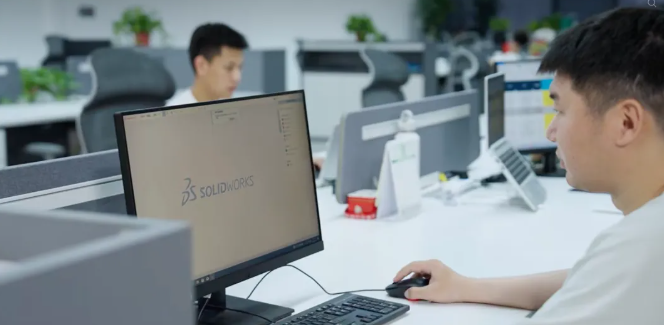 英伟达CEO要搭AI工厂，半导体设备企业要先补上SOLIDW