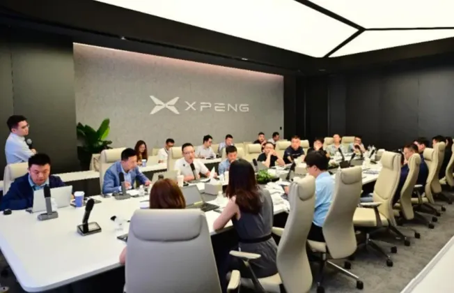 十余家零部件供应商代表,与小鹏集团、达索系统的各位专家及负责人围坐一席 十余家零部件供应商代表,与小鹏集团、达索系统的各位专家及负责人围坐一席
