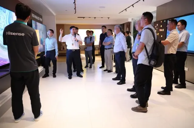 海信视像科技制造中心制造总裁安玉江带队,组织与会嘉宾实地参观全球首座电视行业“灯塔工厂” 海信视像科技制造中心制造总裁安玉江带队,组织与会嘉宾实地参观全球首座电视行业“灯塔工厂”