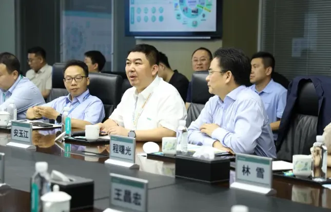 福耀集团副总裁黄贤前、海信视像科技制造中心制造总裁安玉江、达索系统大中华区副总裁程曙光等领导围绕制造业数字化转型共性痛点、行业困境与长效发展思路逐一发言 福耀集团副总裁黄贤前、海信视像科技制造中心制造总裁安玉江、达索系统大中华区副总裁程曙光等领导围绕制造业数字化转型共性痛点、行业困境与长效发展思路逐一发言