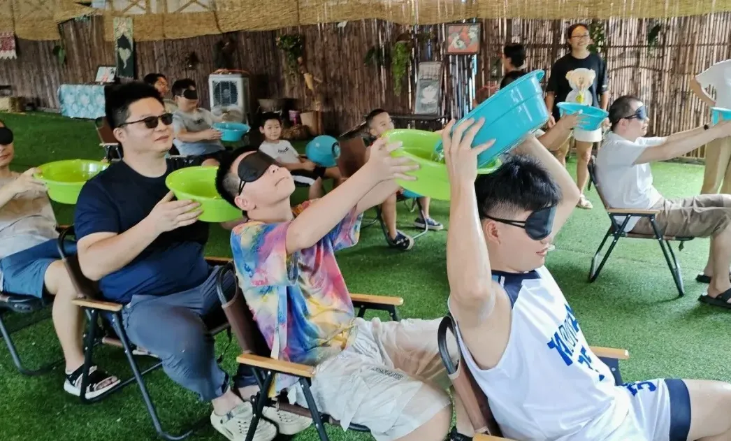 冰桶接力率先开战——爸爸们抱着冰桶冲刺，水花四溅