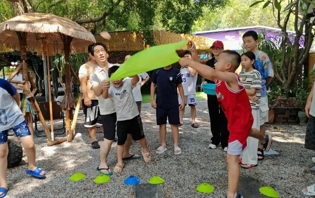 紧接着魔力水球“弹药”横飞，五彩水球在空中炸开清凉