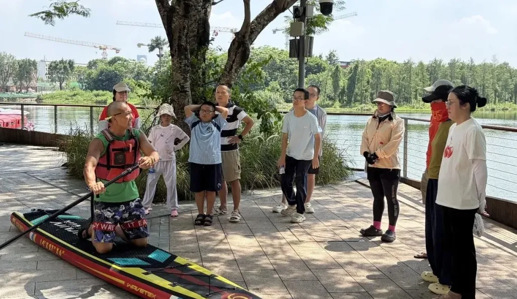 专业教练耐心讲解技巧和安全要点