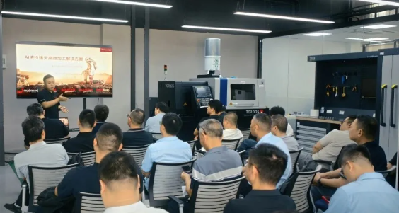 参会嘉宾进一步了解了数字化制造流程如何帮助企业提升复杂零件加工能力