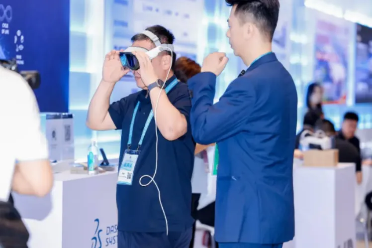达索系统打造的 VR 数字孪生体验展台成为全场瞩目的焦点 达索系统打造的 VR 数字孪生体验展台成为全场瞩目的焦点